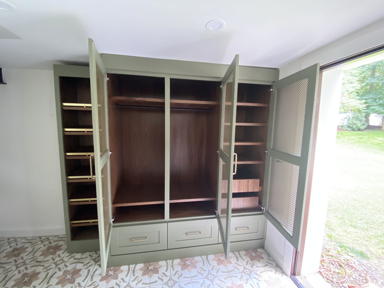 Wardrobe built-in with interior fittings